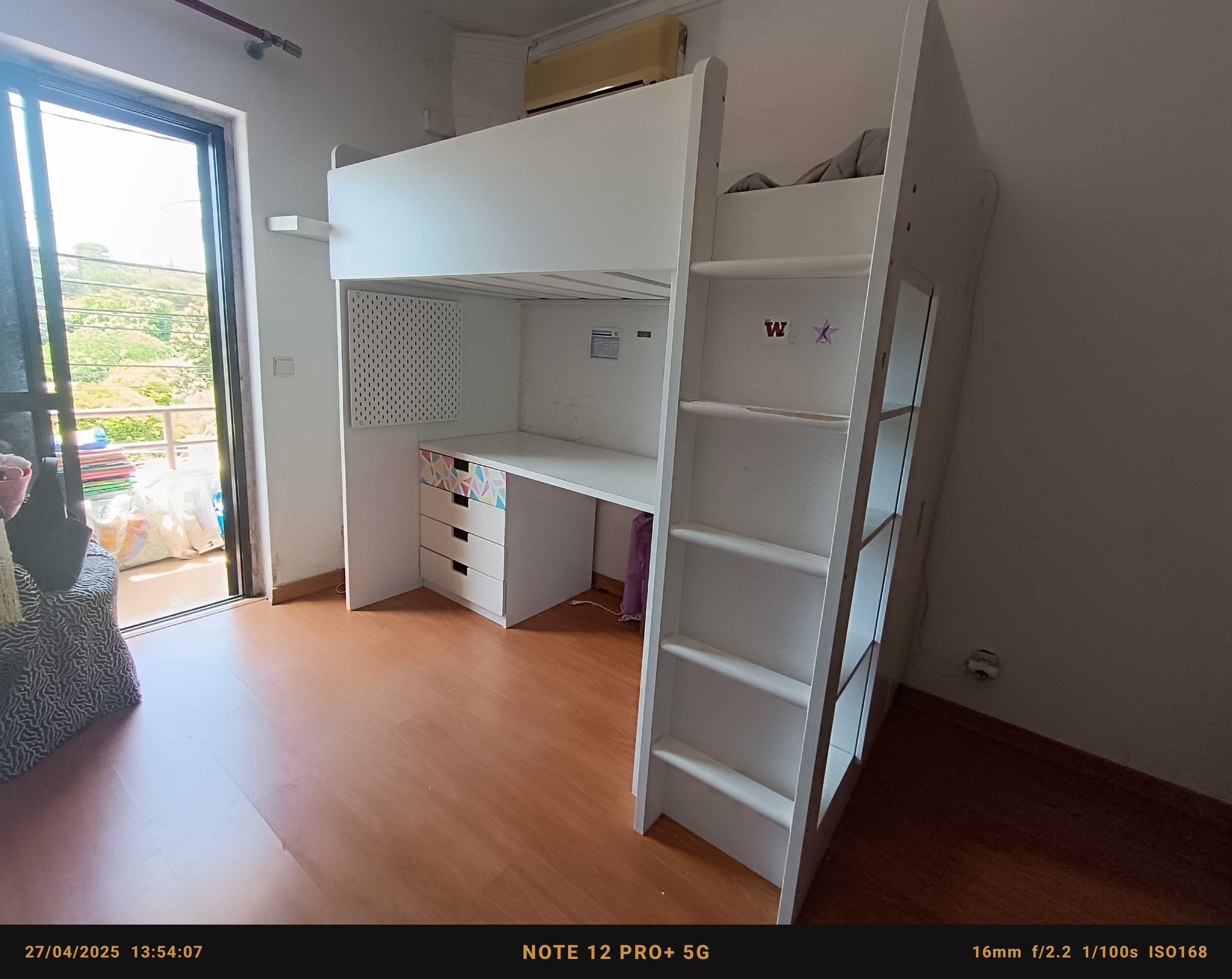 Vendo cama com guarda roupa e secretária usado em bom estado