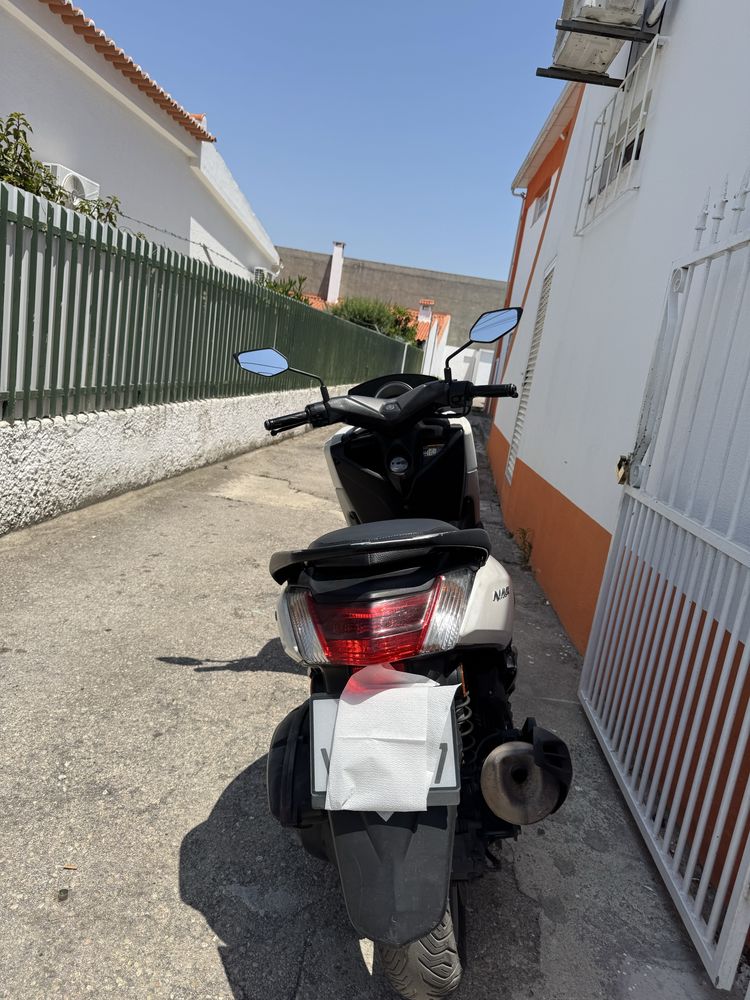 Revisao feita mota esta com algumas marcarcas do sol