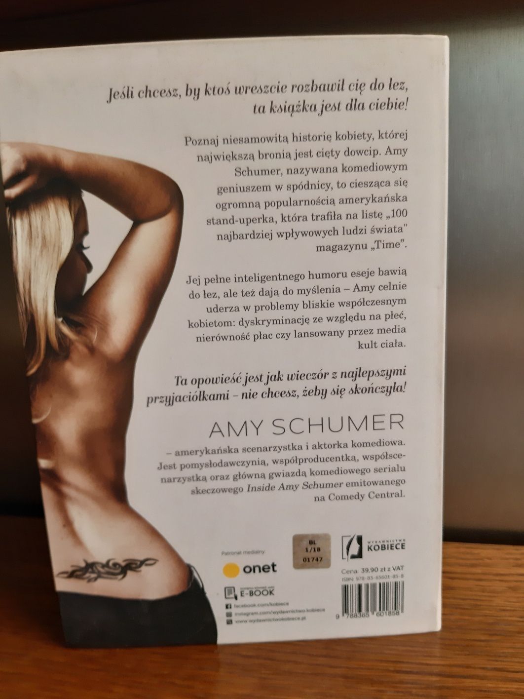 Amy Schumer Dziewczyna z tatuażem na lędźwiach