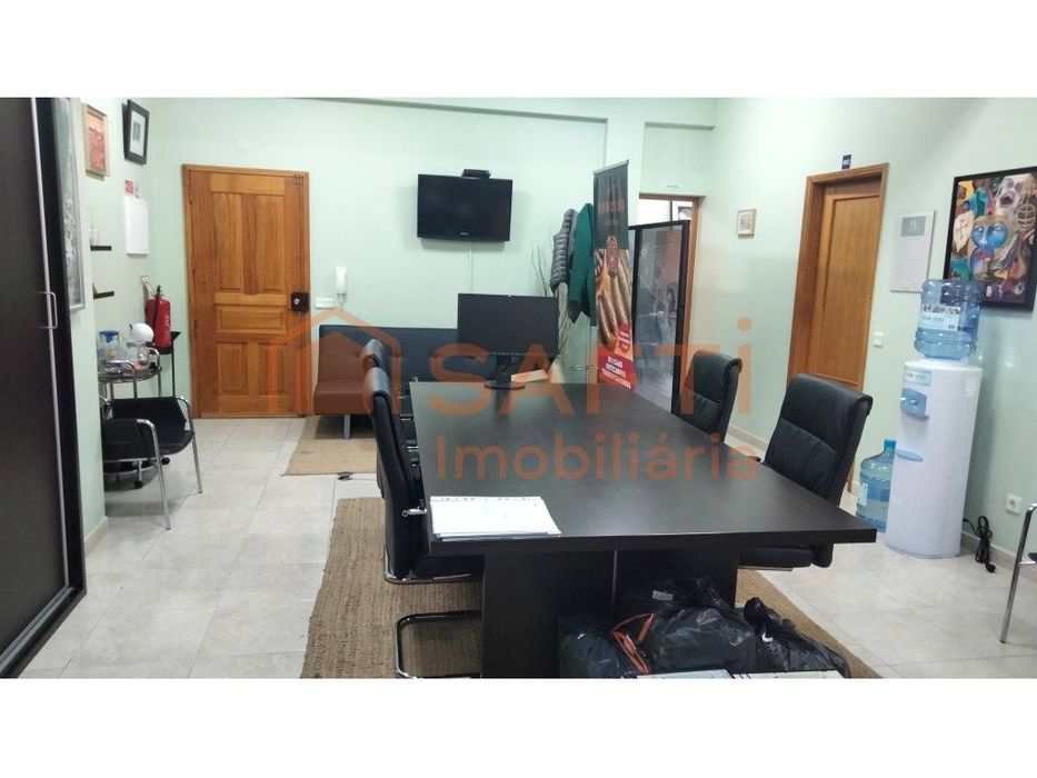 Oportunidade Única: Escritório Espaçoso com Potencial de Transforma...