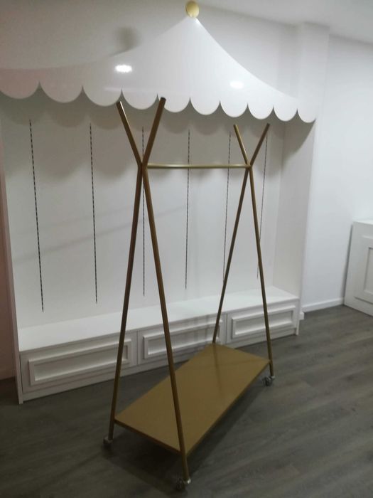 Estante para roupa em laminado