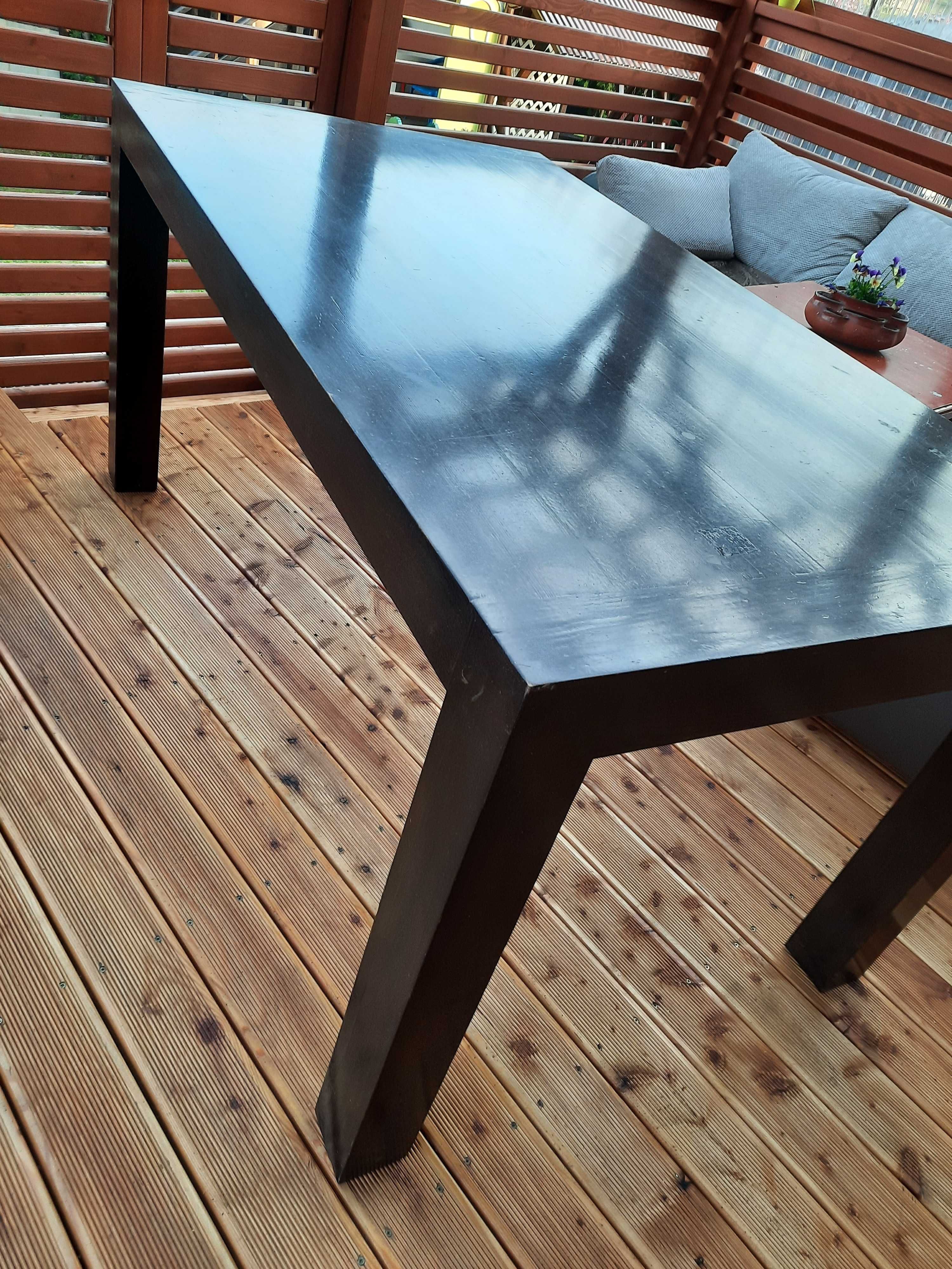 Duży stół z litego drewna