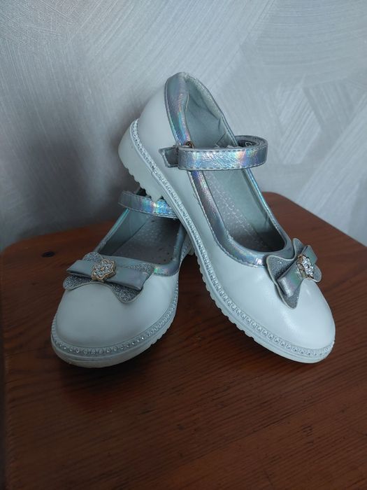 Туфлі для дівчинки білі святкові