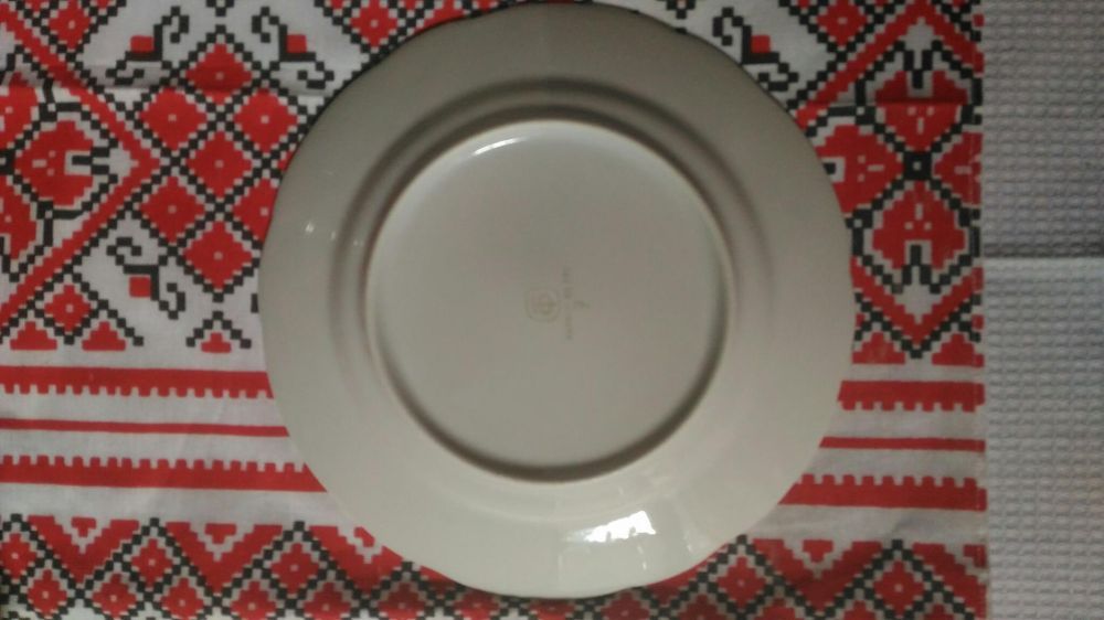 Тарелки фарфоровые