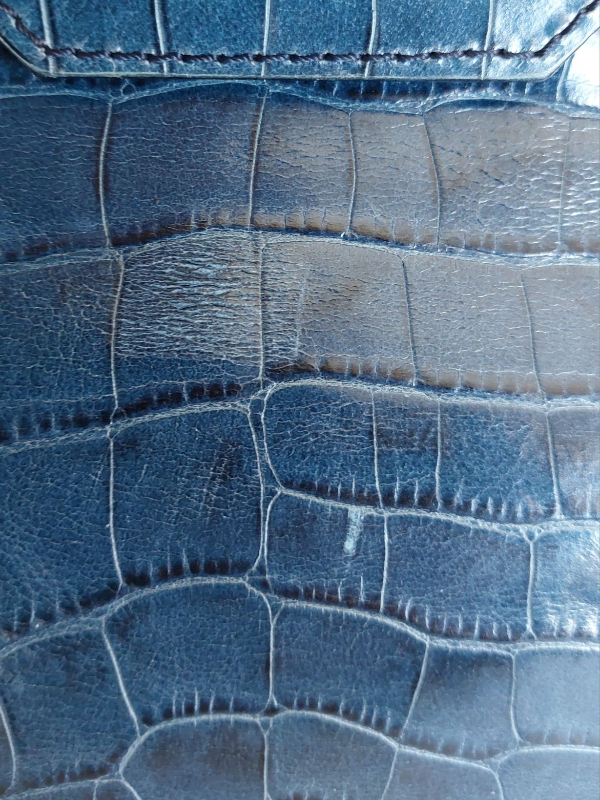 Mala de mão em pele textura crocodilo Azul Profundo