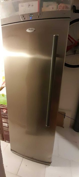 Arca Congeladora Vertical Whirlpool 6th Sense – Inox Categoria A
