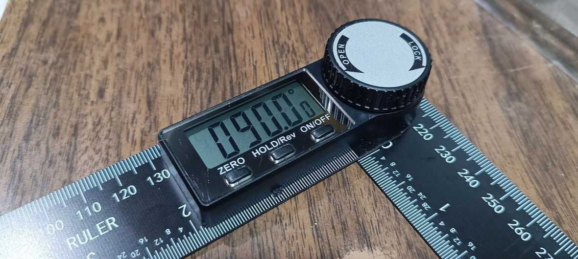 Kątomierz cyfrowy elektroniczny czarny.