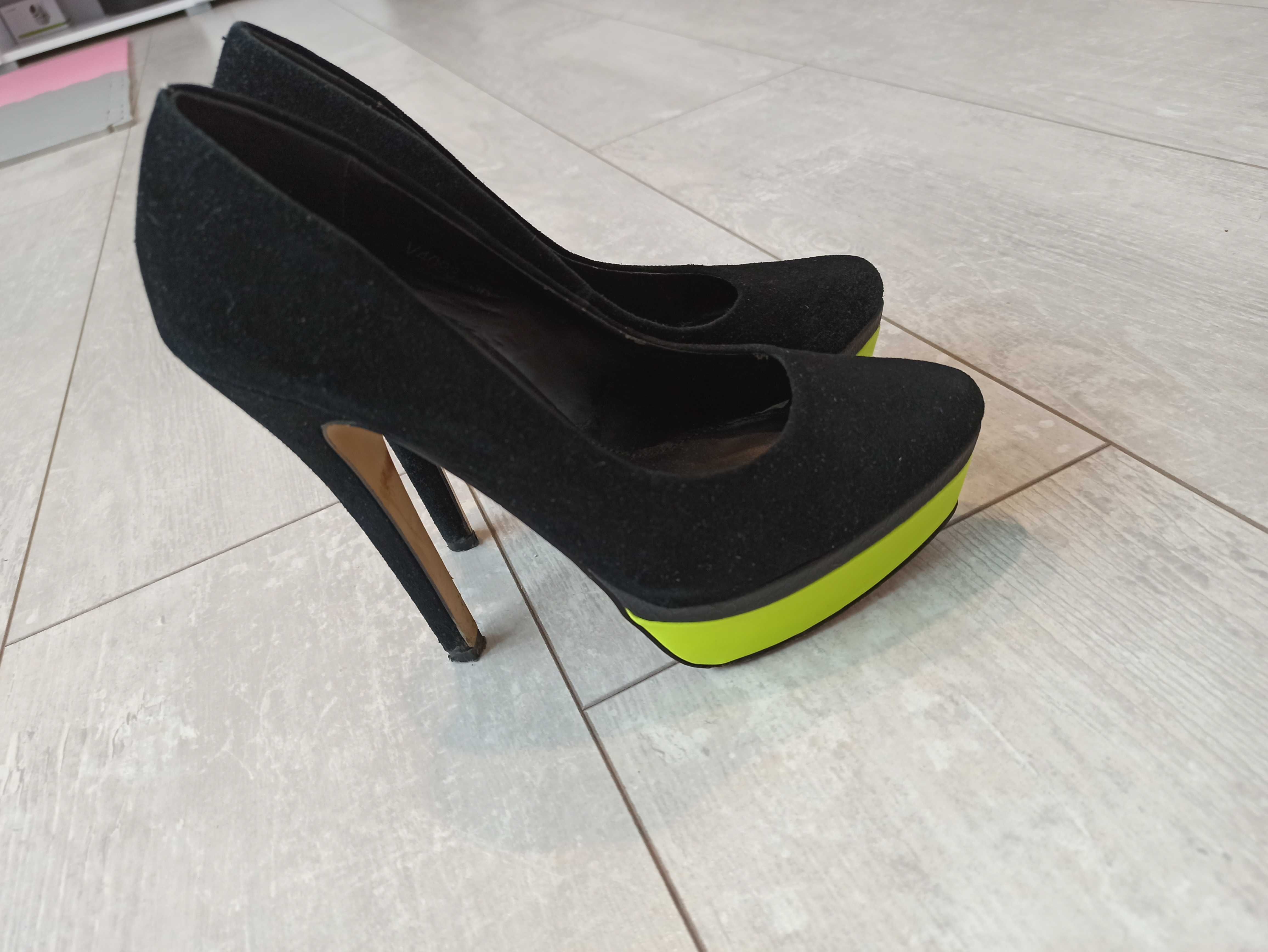 Czarne buty na obcasie z zieloną platformą