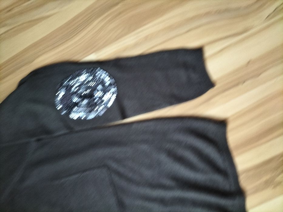 Sweter z cekinami na rękawach rozmiar M
