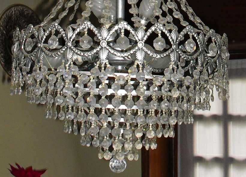 Candeeiro de tecto em cristal.