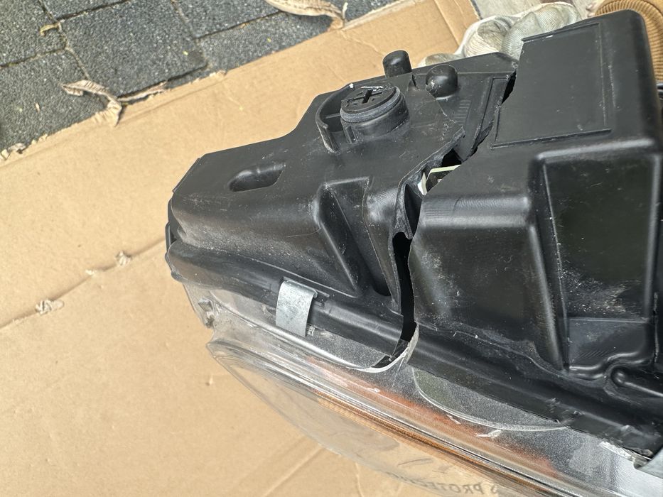 Lampa lewa przednia Dodge Ram 21- uszkodz.