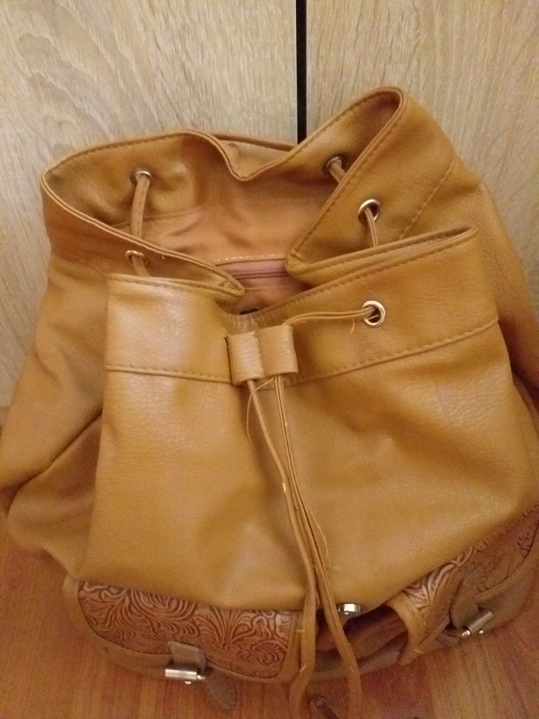 Продам рюкзак, коричневого кольору