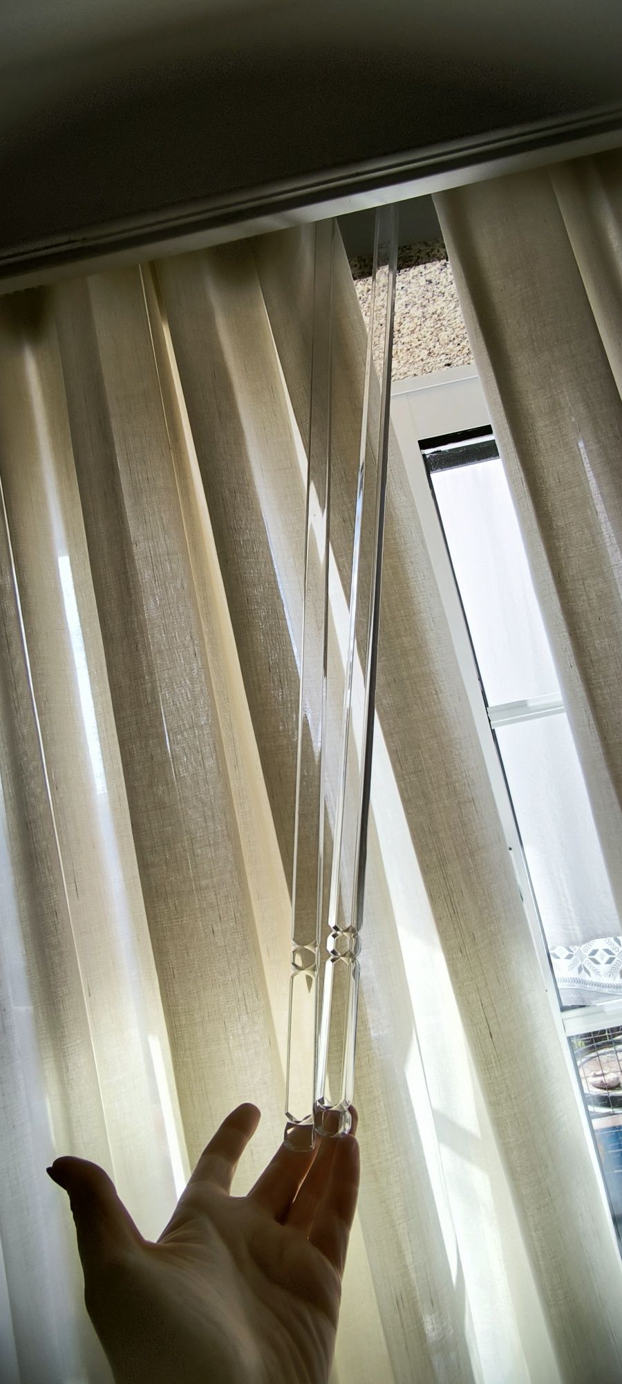 Sanefas branco acizentado e Cortinas bege