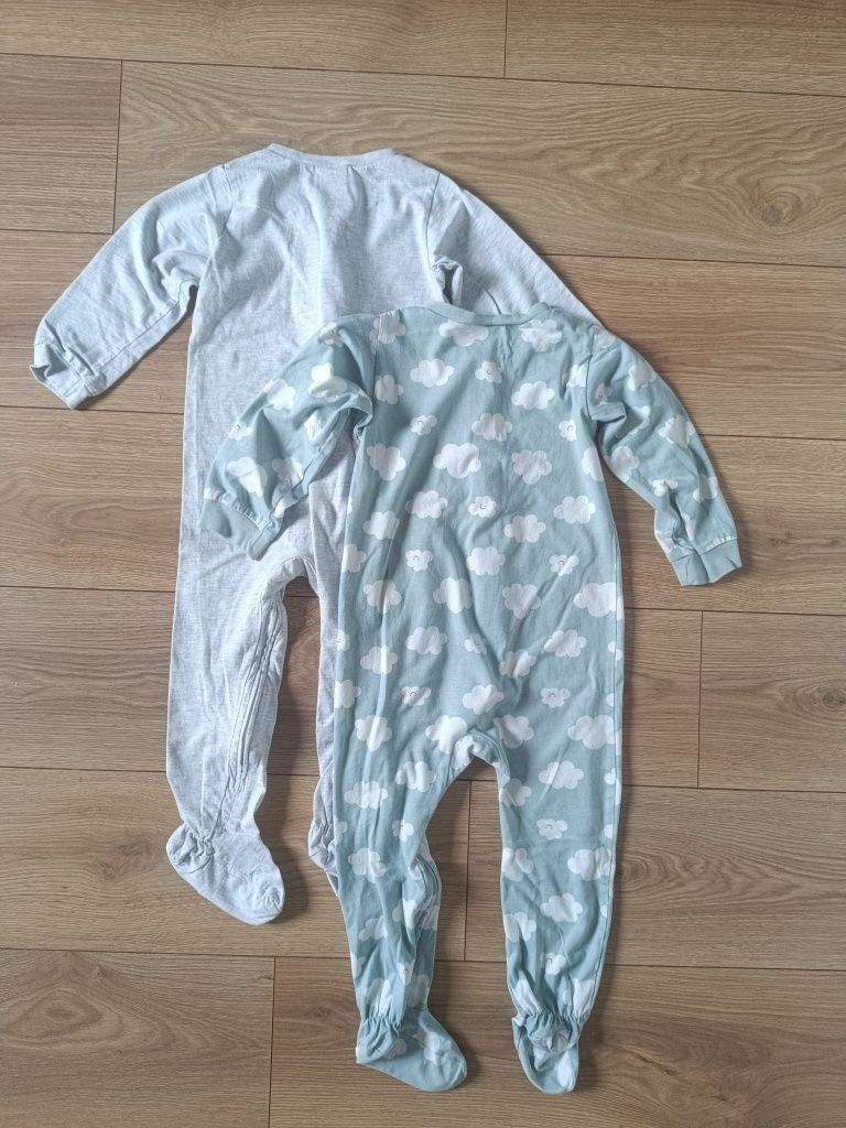 Pajac pajacyk bawełniany chłopięcy ze stopami na zamek H&M 98
