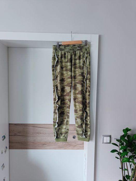 Dresowe spodnie moro Kappahl