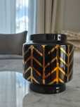 Wazon ceramiczny z geometrycznym wzorem czarno-złoty