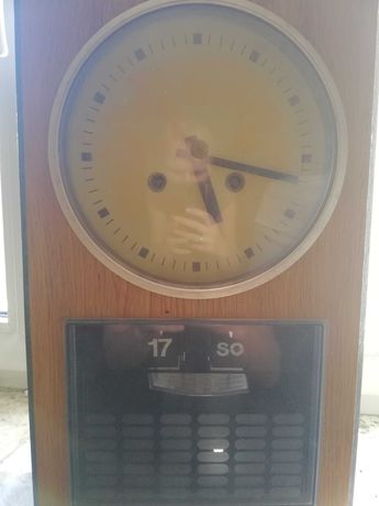 Zegar ścienny Metron Z-245/2 z datownikiem z lat 70-tych