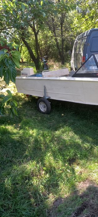 Лодка "Прогрес 4" з мотором Віхрь 30 та пристроями для транспортування