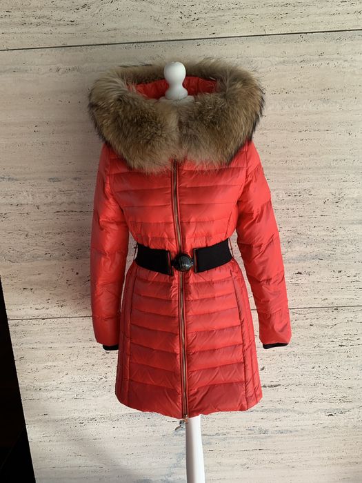 Pomarańczowy płaszcz puchowy z kołnierzem z jenota pasek elegancka