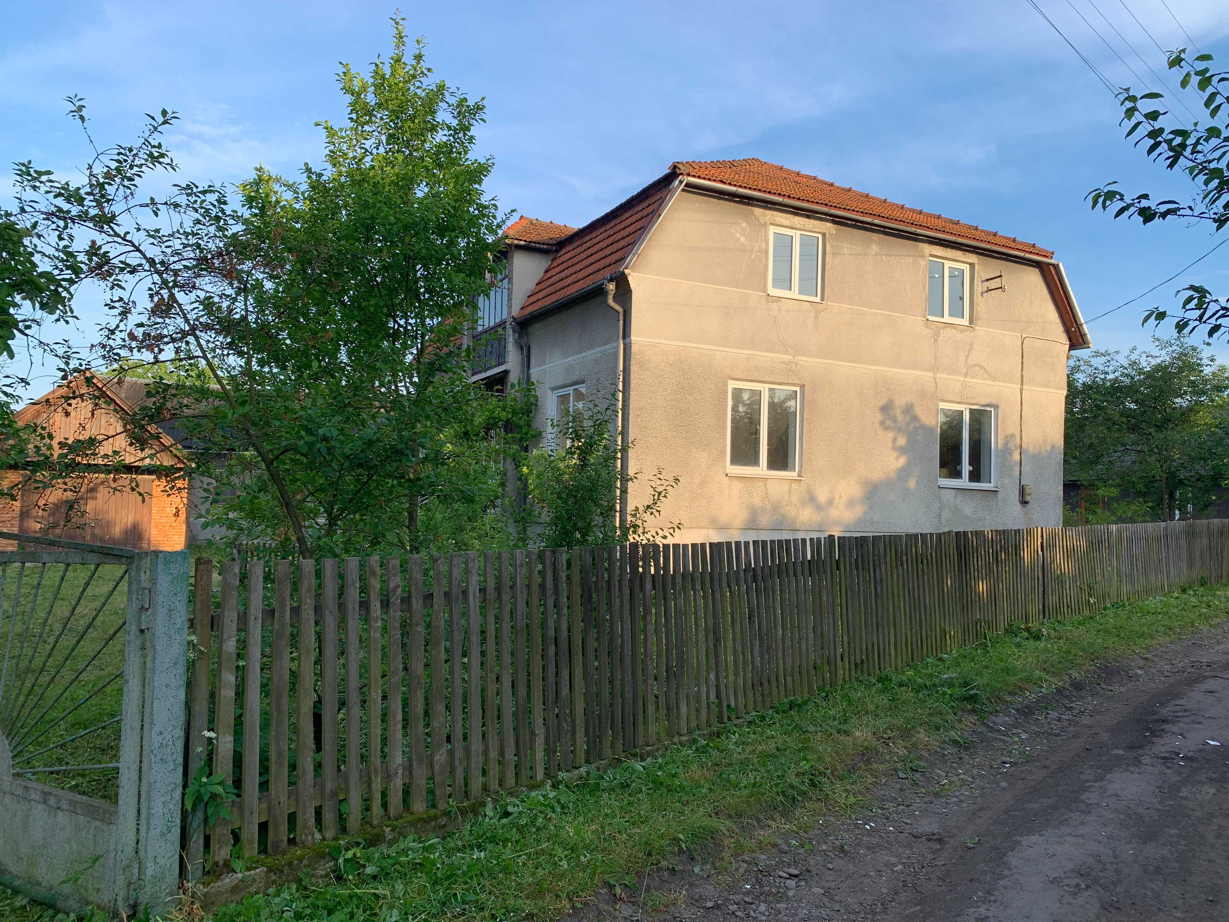 Будинок із земельною ділянкою