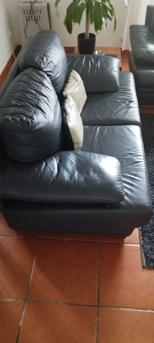 Conjunto sofás  em pele azul escuro
