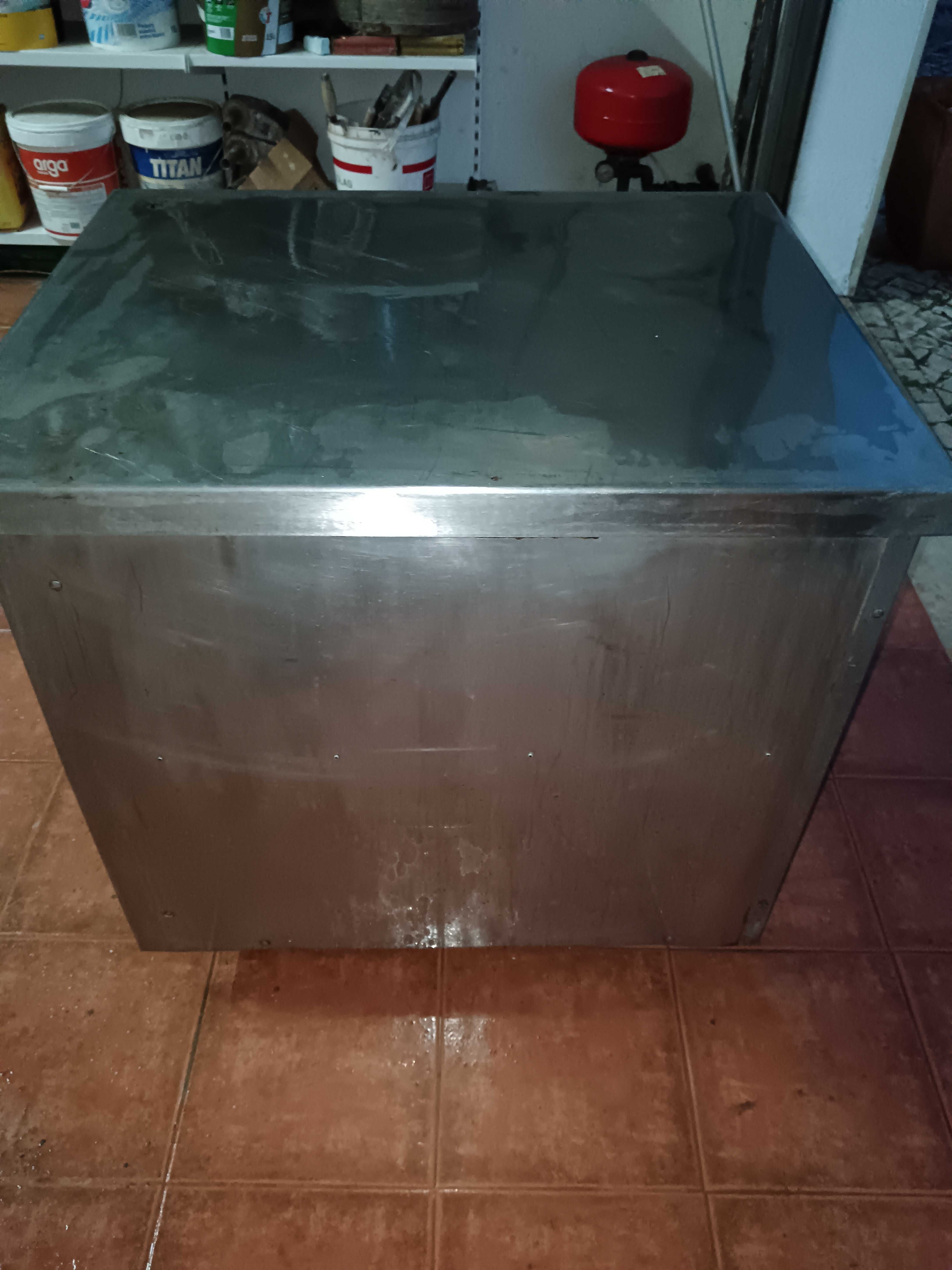 Bancada em inox em bom estado de conservação
