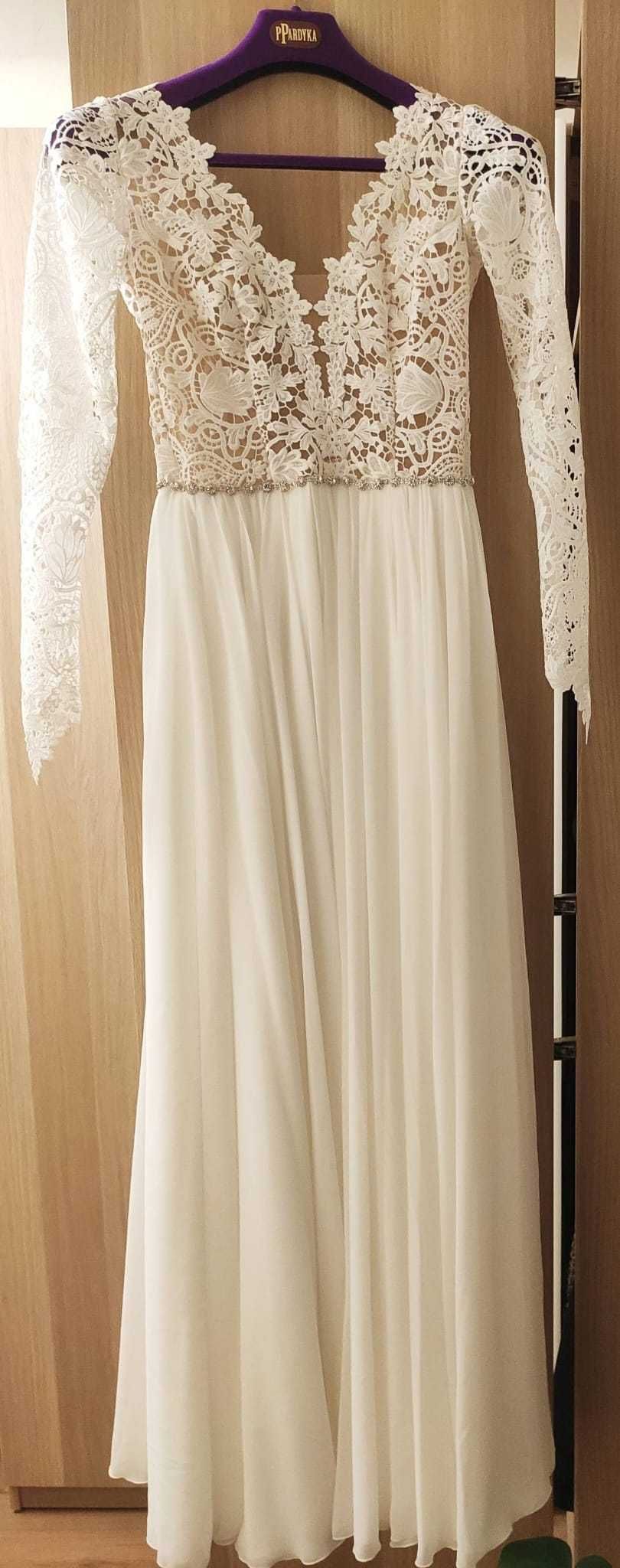 Suknia ślubna z długim rękawem