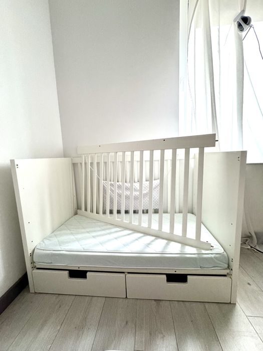 Lozeczko niemowlece ikea stuva z bialymi szufladami
