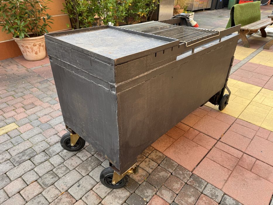 Grill Węglowy w komplecie druty do szszłyka