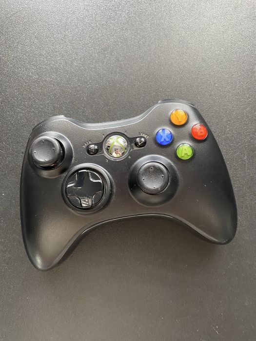 Xbox 360 w zestawie z padem, grami oraz sensor kinect