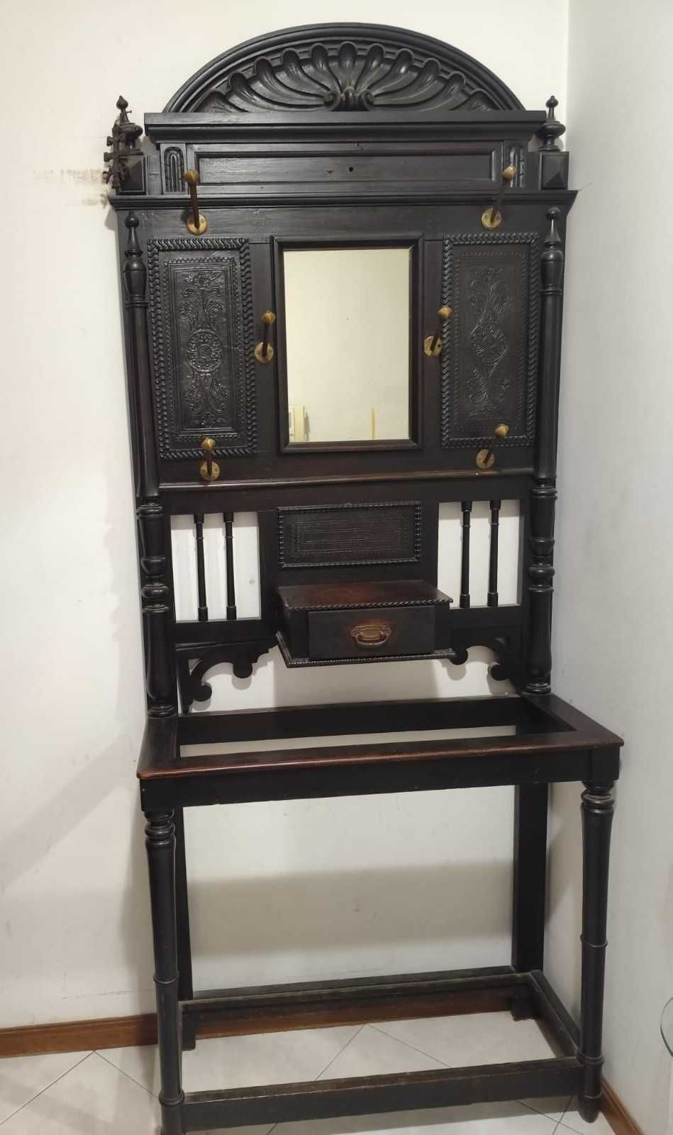 Cabide em pau preto