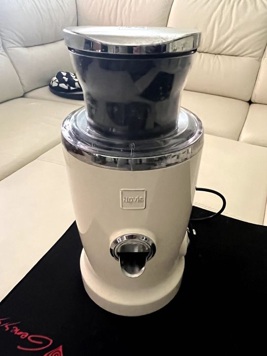 Novis Wyciskarka do Soku Vita Juicer Kremowa, Stan Bardzo Dobry, Opak.