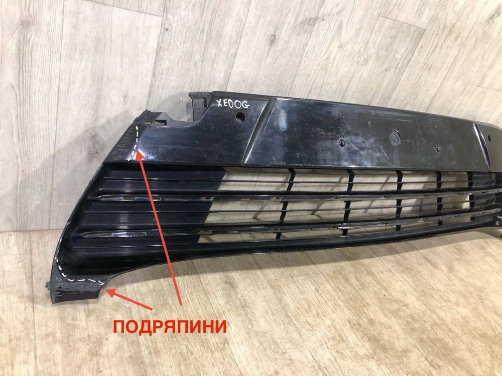 Бампер передний Решетка средняя Toyota Verso (2012-2018 г.) решітка