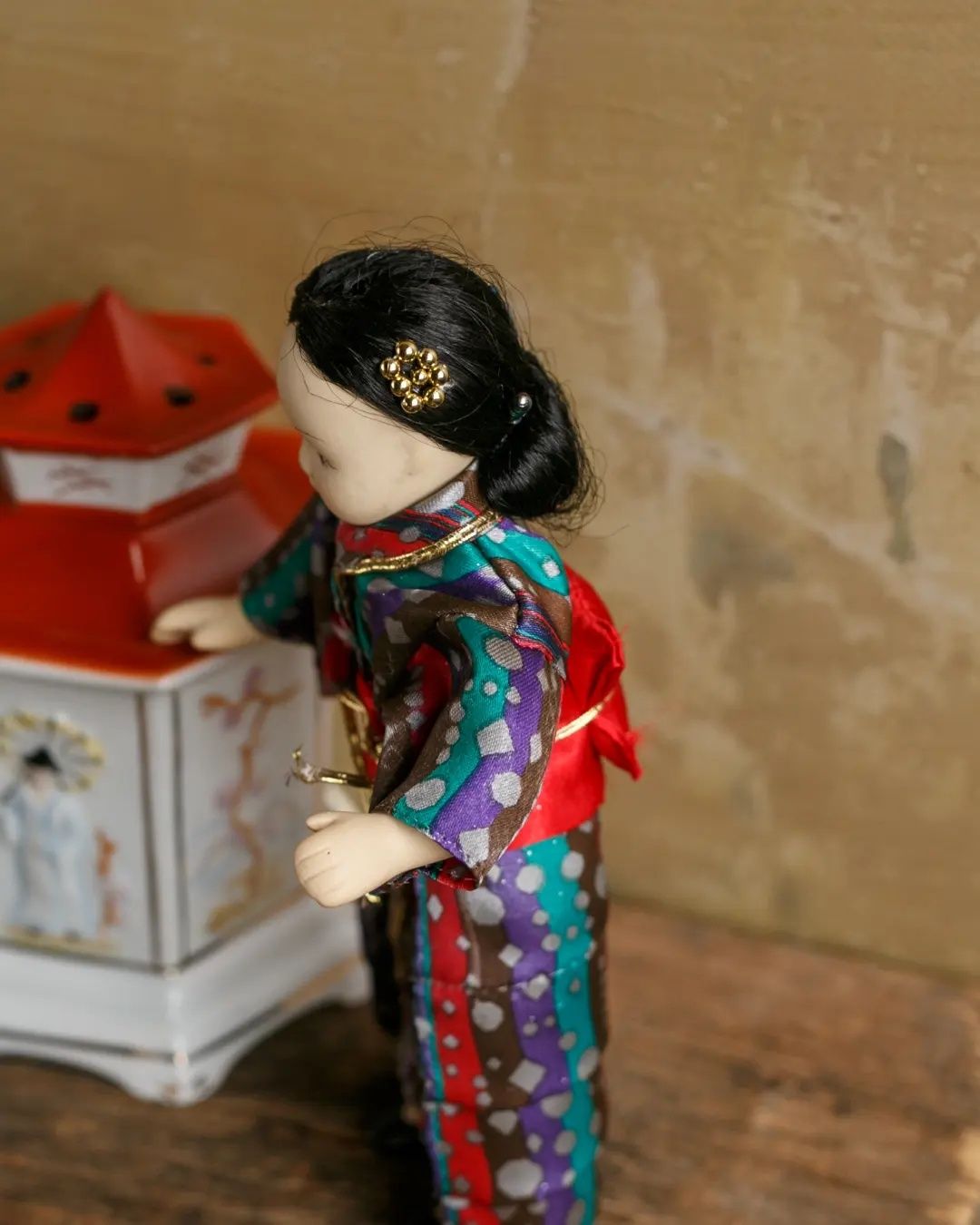 Porcelanowa japońska lalka vintage