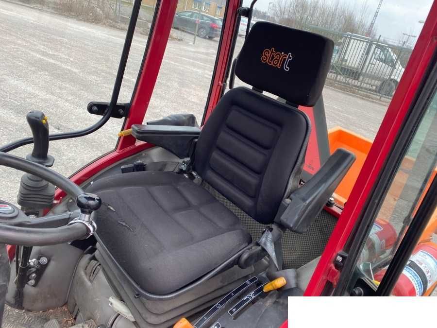 Traktor Shibaura ST 333 z ładowaczem, pług do śniegu, zamiatarka itd.