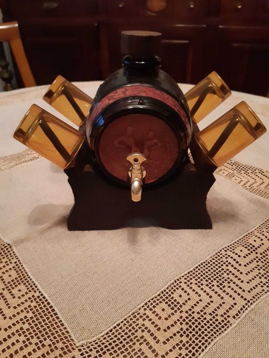 Barril  decorativo com copos