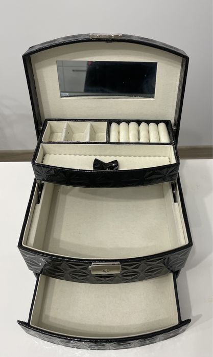 Kuferek na biżuterię