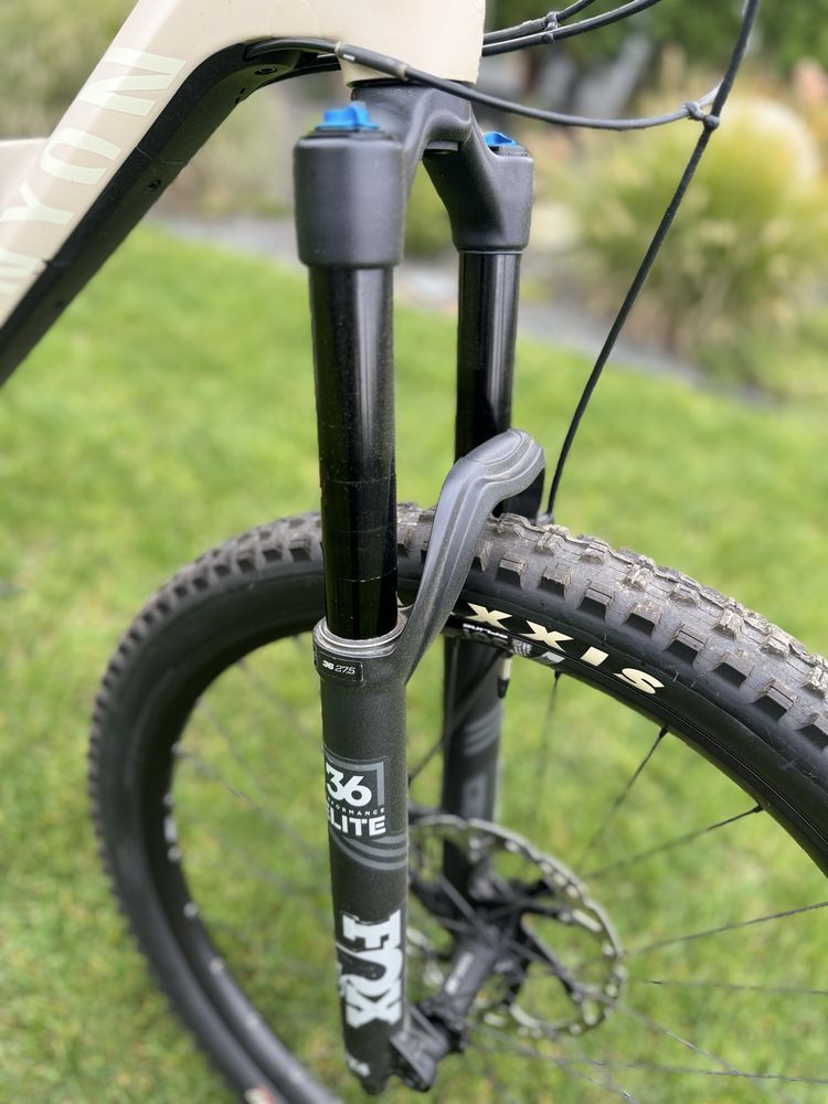 Full carbon 27,5 CANYON Spectral roz.L deore XT Fox enduro