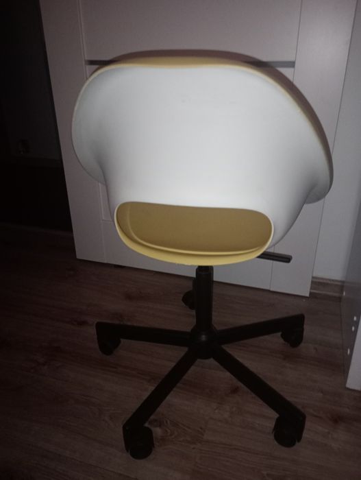 obrotowy fotel biurowy Ikea Loberget/Malskär w kolorze żóltym
Krzesło