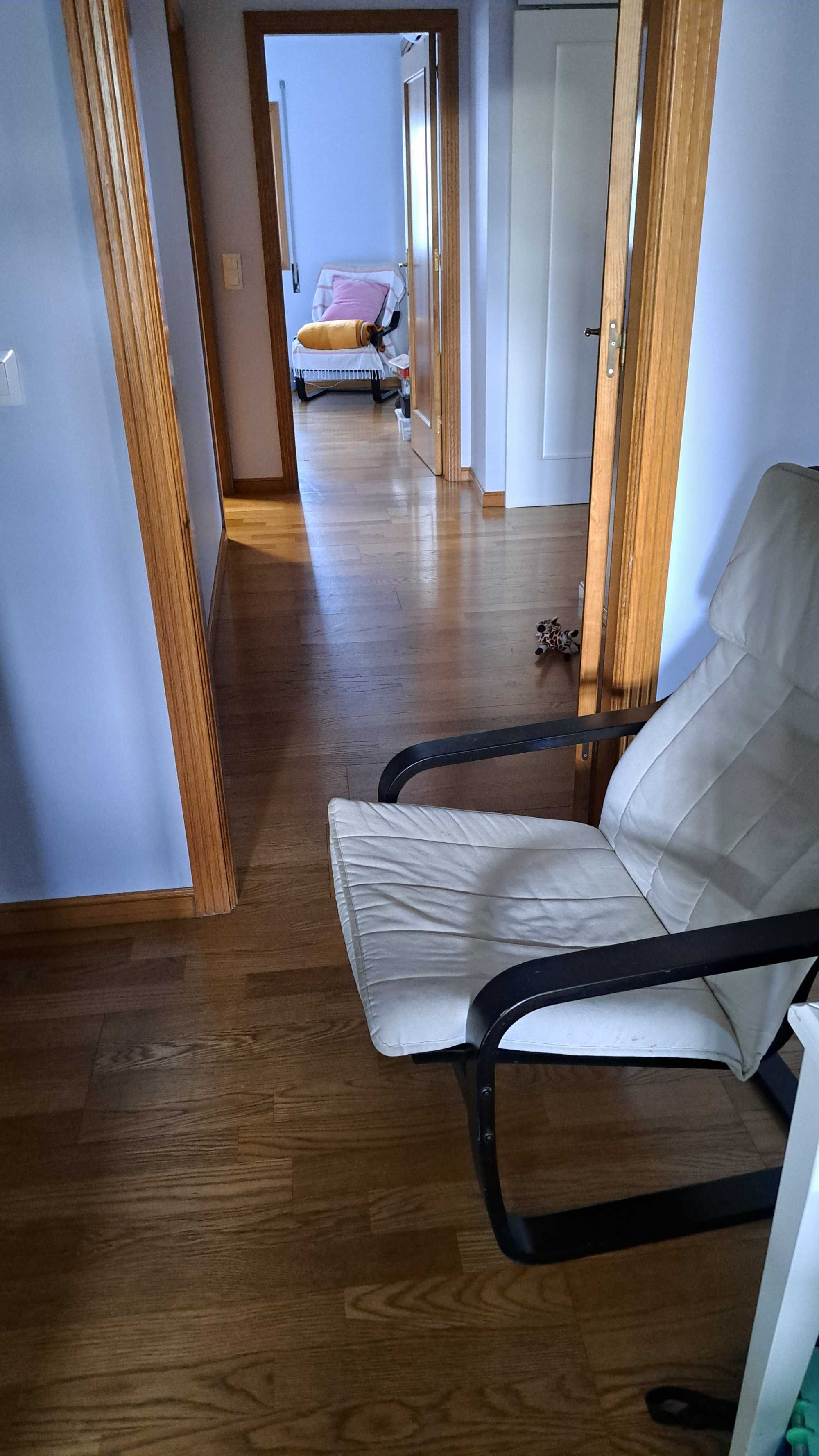 cadeirão Ikea de madeira mogno