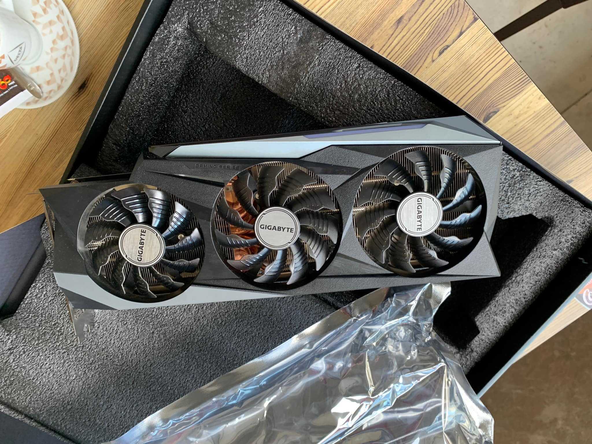 Sistema para multitarefas e gaming - PC e monitores