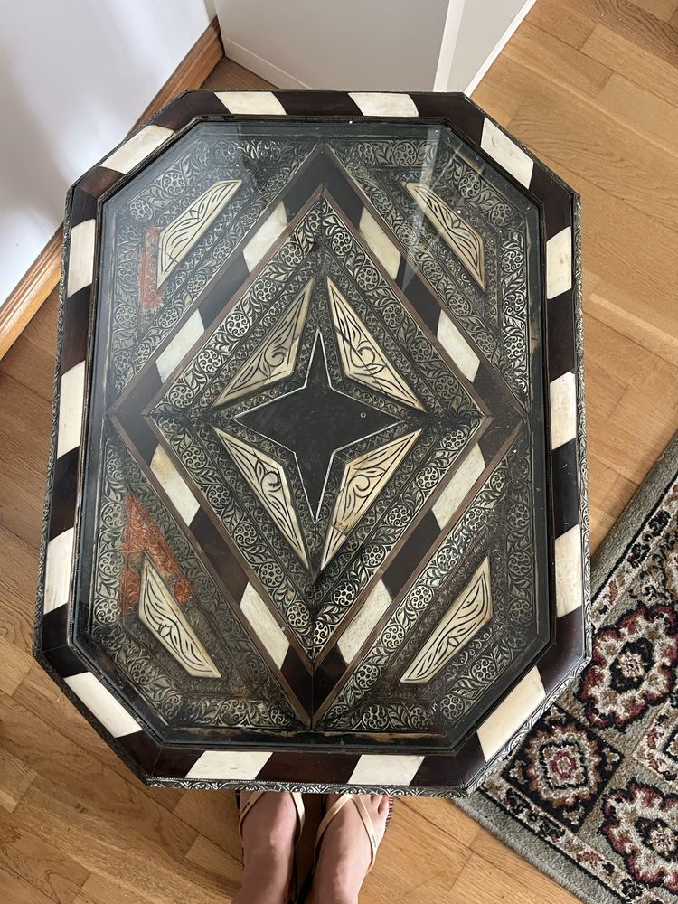 Mesa marroquina madeira, latão e osso trabalhada