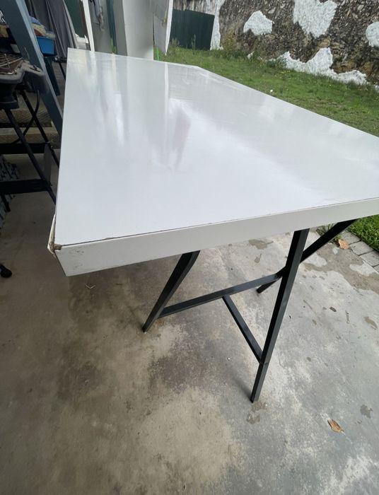 Mesa grande em cavalete