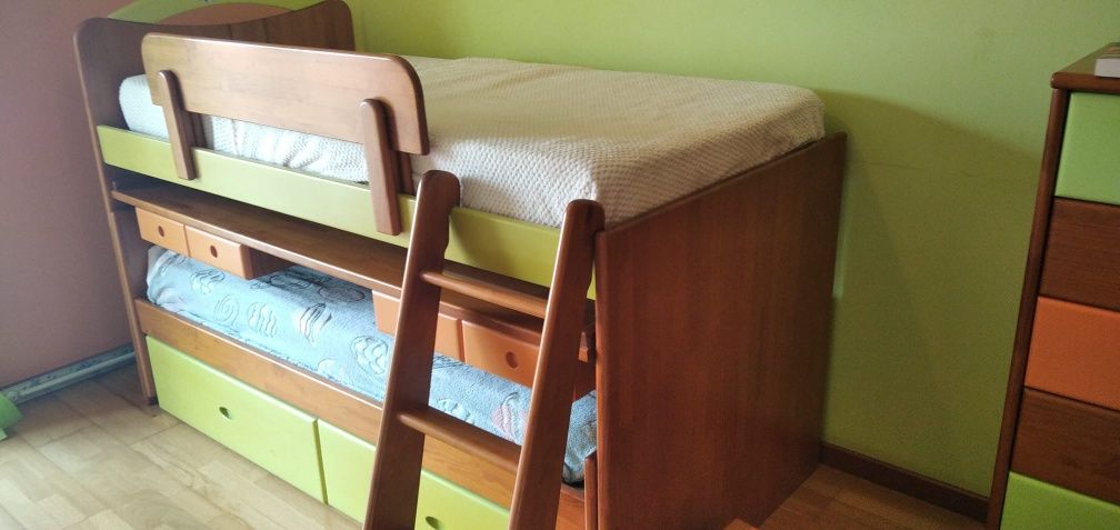 Mobília de quarto em madeira