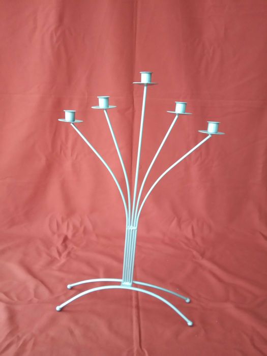 Castiçal em ferro com suporte para 5 velas