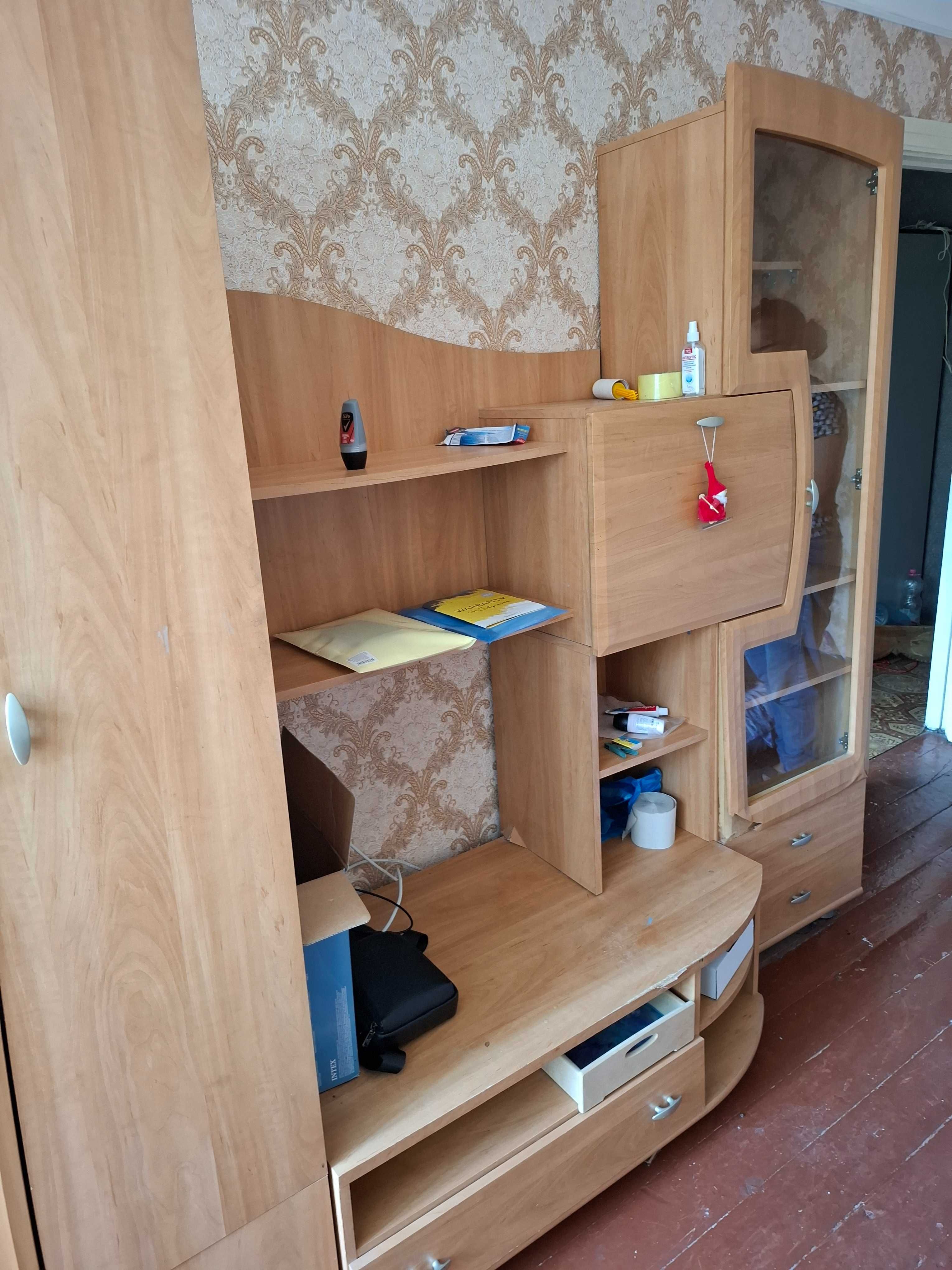 Подарую меблеву стінку і шафу