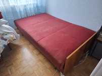 Tapczan z bordowym materacem
