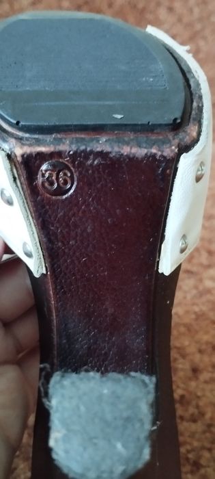 Кожаные белые шлепки