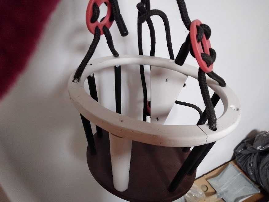 Huśtawka kubełkowa dla małego dziecka Ikea Ekorre drewniana