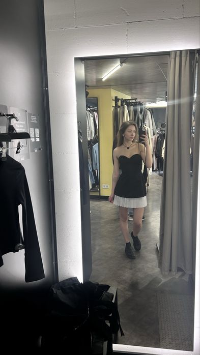 Чорна з білим сукня